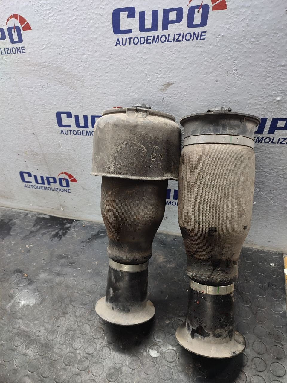 Coppia soffietti sospensioni pneumatiche Bmw 520d xdrive touring ( f11 - 2015 ) cod 37106781844 - F&amp;P CRASH SRLS - Ricambi Usati