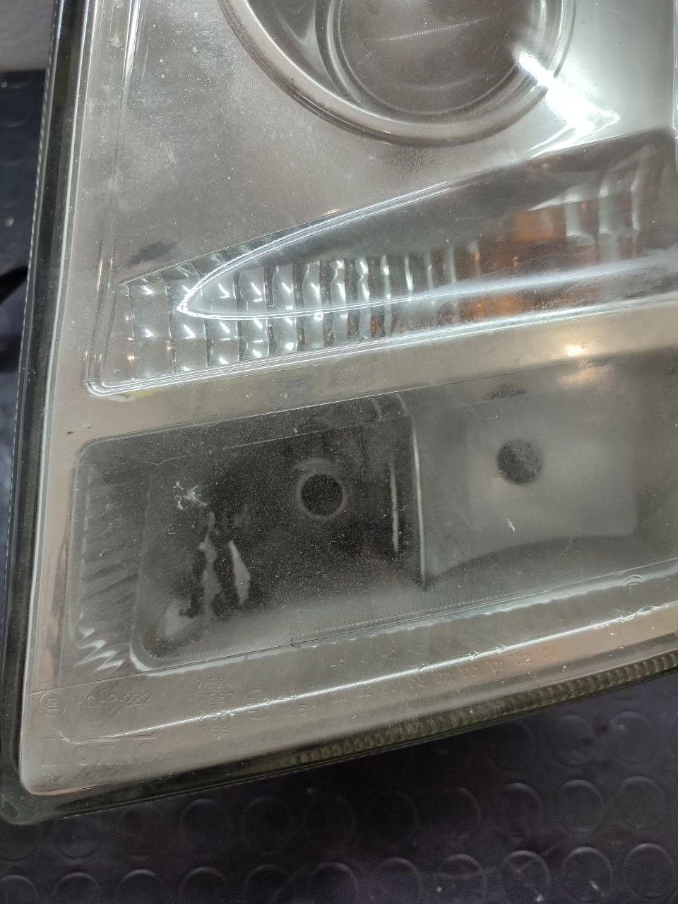 Faro / Fanale anteriore sinistro Volvo FH16 ( G3 ) cod 21001663 - F&P CRASH SRLS - Ricambi Usati