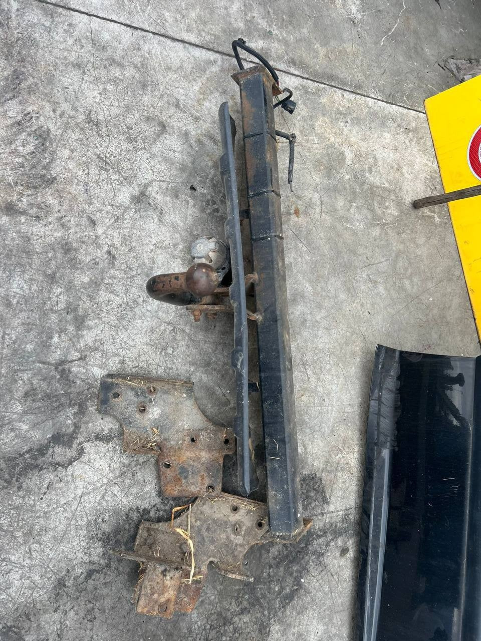 Gancio traino completo di staffe mitsubishi pajero di-d 3.2 (2002) - F&amp;P CRASH SRLS - Ricambi Usati