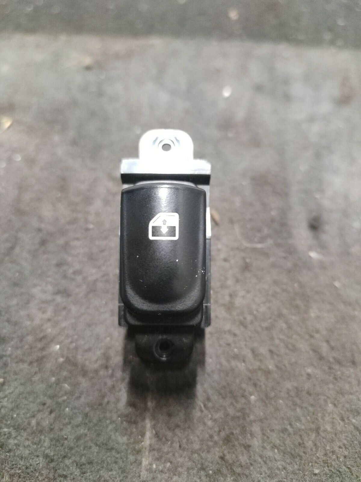 INTERRUTTORE ALZACRISTALLI ANTERIORE DESTRA HYUNDAI i20 PB 202005491 935801j000 - F&P CRASH SRLS - Ricambi Usati