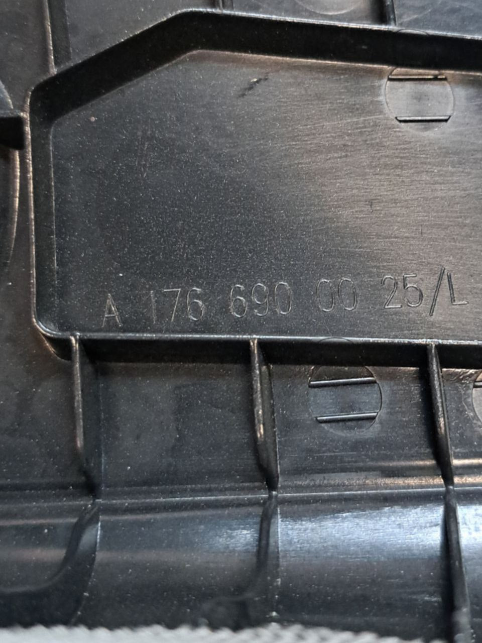 Rivestimento Montante Anteriore Sinistro Mercedes - Benz Classe A w176 COD:A1766900025( 2012 - 2018 - F&P CRASH SRLS - Ricambi Usati