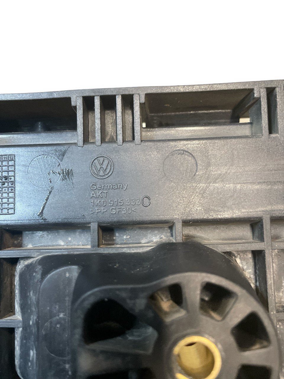 supporto batteria VOLKSWAGEN golf V (2003 - 2008) cod:1k0915333C - F&P CRASH SRLS - Ricambi Usati